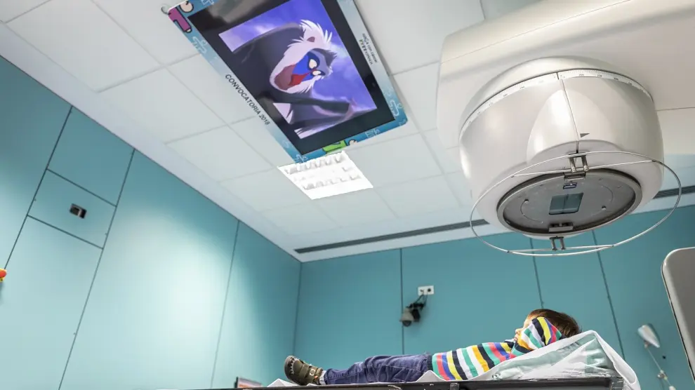 Dibujos animados mientras los niños con cáncer reciben radioterapia