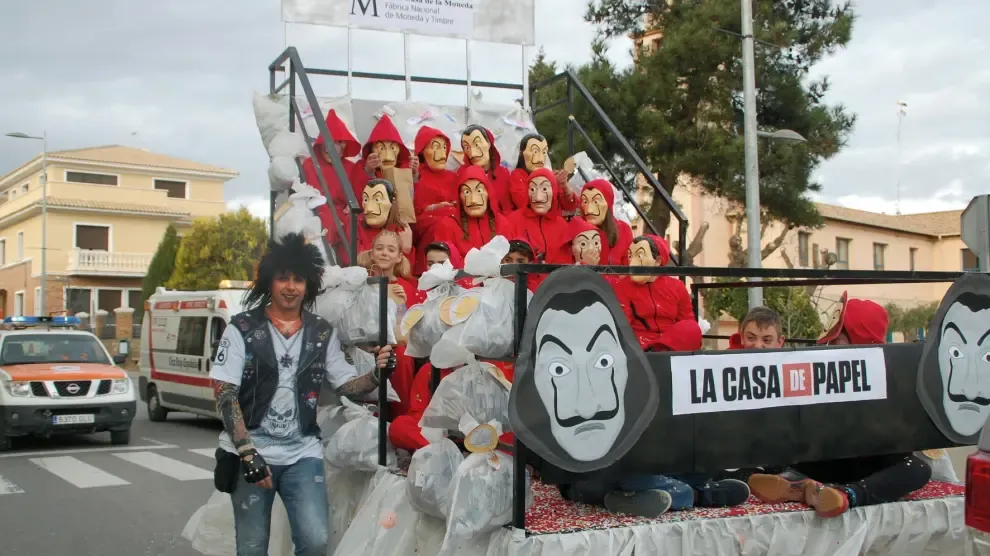 El carnaval infantil enlaza con el adulto en Sariñena para lograr más ambiente