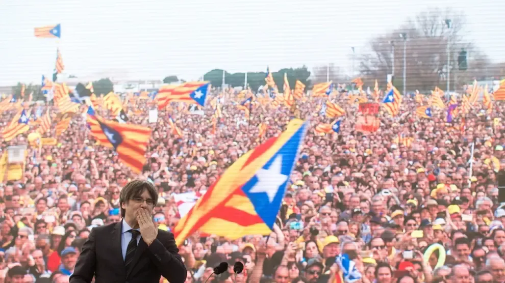 Puigdemont exhibe fuerza llamando al independentismo a la "lucha definitiva"