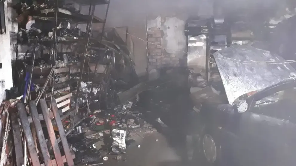 Un incendio calcina un garaje en Monzón