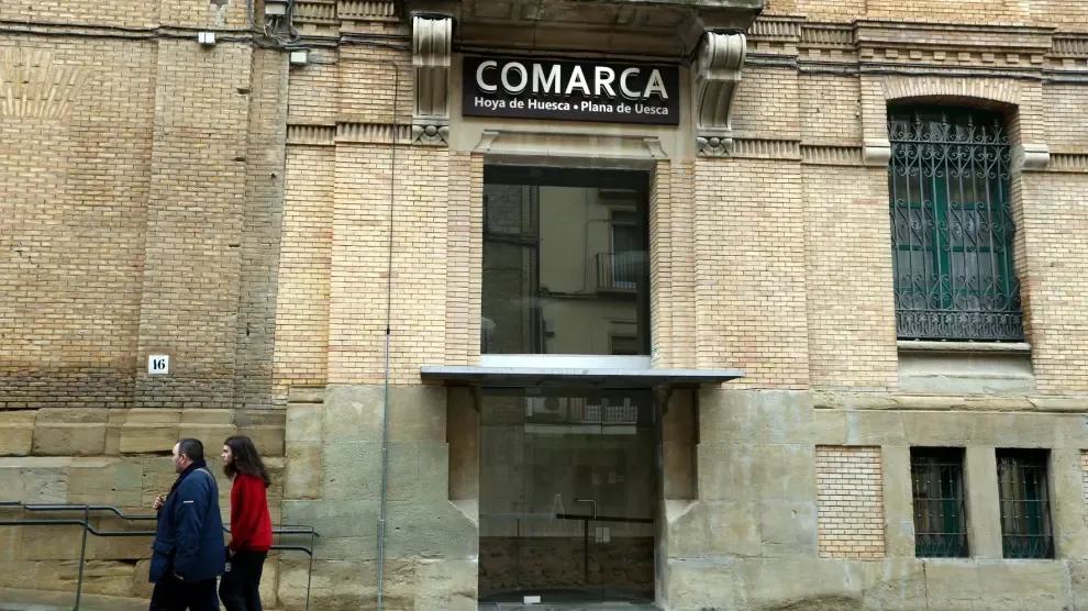 Muchas dudas sobre la puerta principal de la nueva sede de la Comarca de la Hoya de Huesca