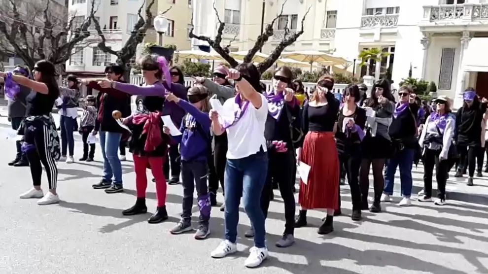 Casi 80 mujeres replican en Huesca la intervención del Colectivo Lastesis en el 8M