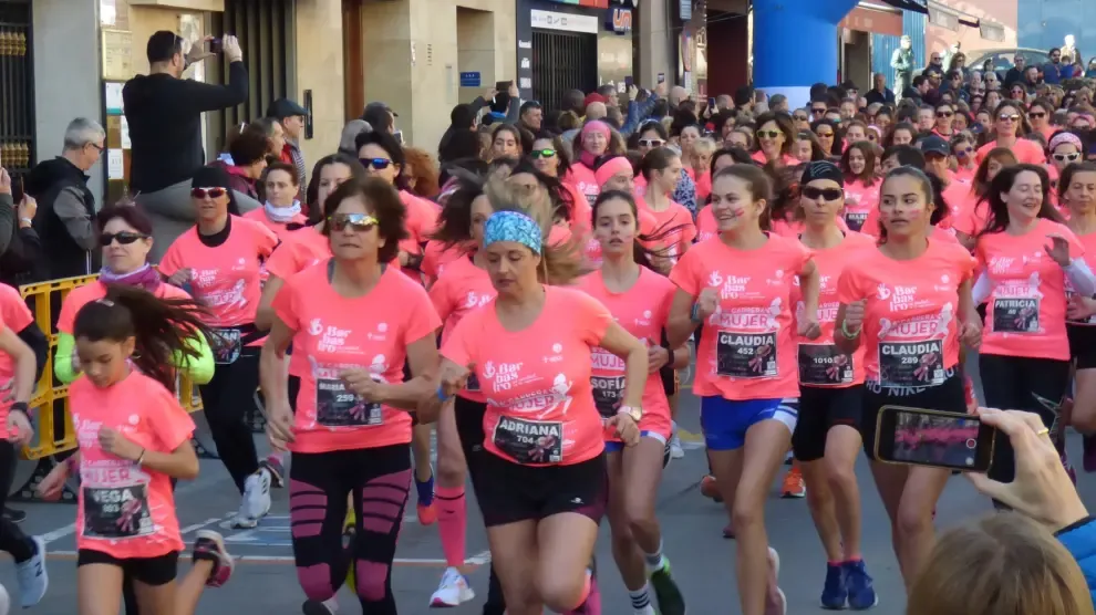 Un millar de mujeres y niñas participan en la Carrera de Barbastro en un gran ambiente