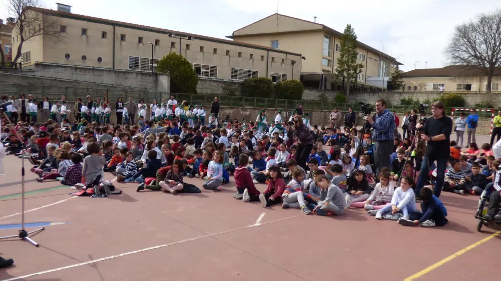 El colegio público La Merced celebra con una fiesta sus 25 años de vida en Barbastro