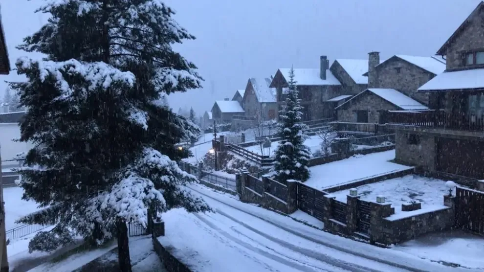 La nieve regresa a la provincia de Huesca y son necesarias cadenas en algunas carreteras