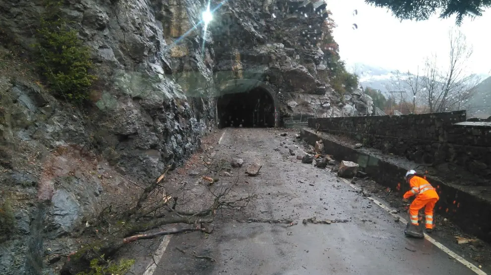 El túnel de la presa de Plan de Escún permanece más de una hora cerrado por desprendimientos