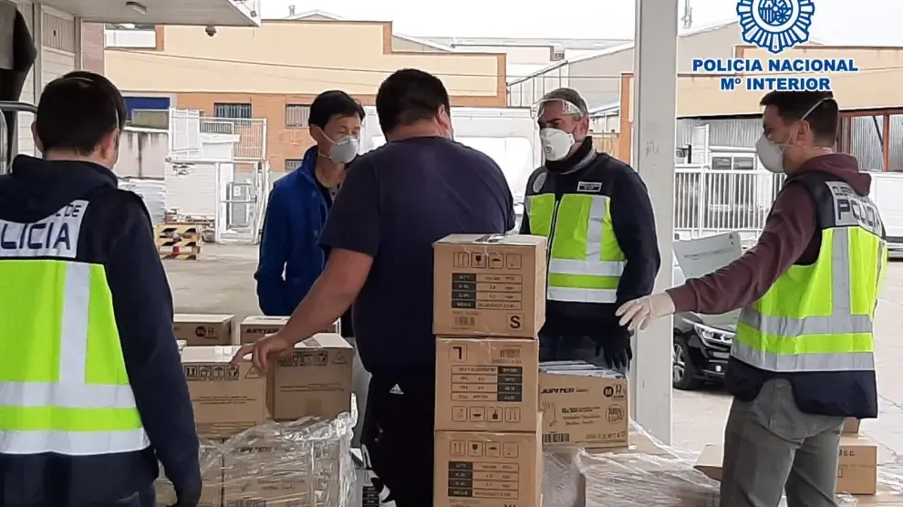 La Policía interviene en Madrid 19.600 mascarillas, 498.000 guantes de nitrilo y otro material sanitario