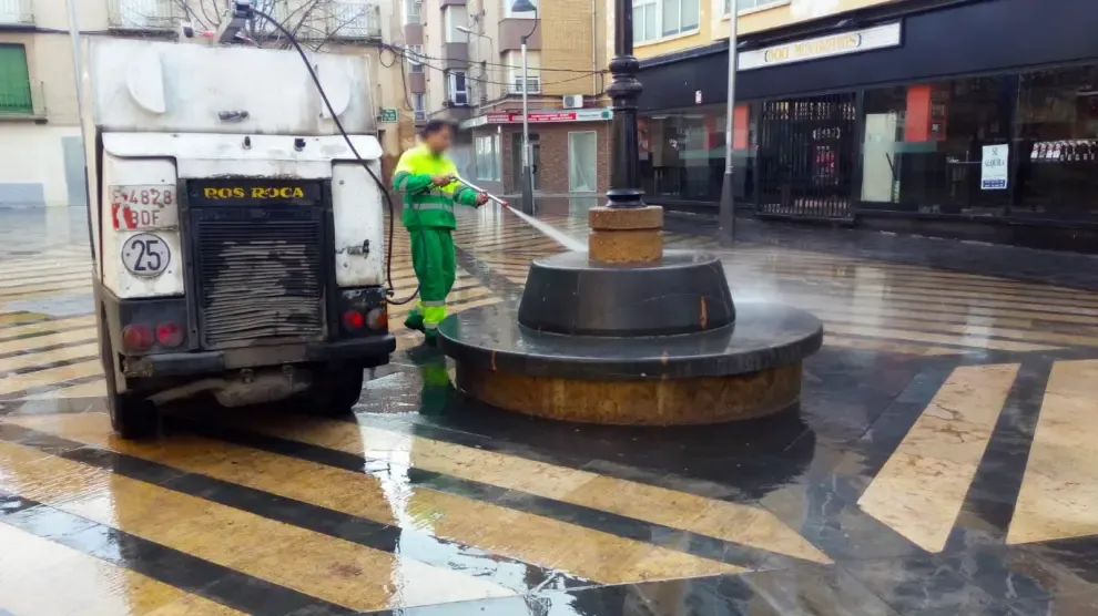 Los servicios de limpieza desinfectan las calles de Huesca por el coronavirus
