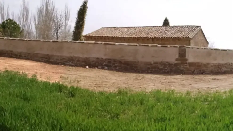 Concluye la rehabilitación del muro de la ermita de Barluenga