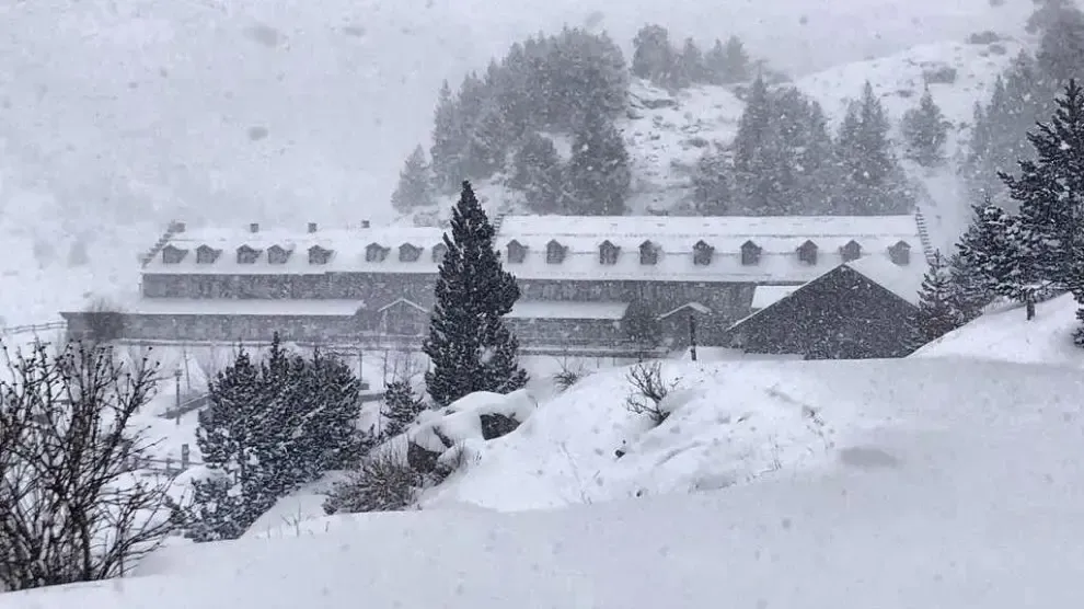 La nieve irrumpe en el Pirineo oriental con una cota que podría descender hasta los 800 metros