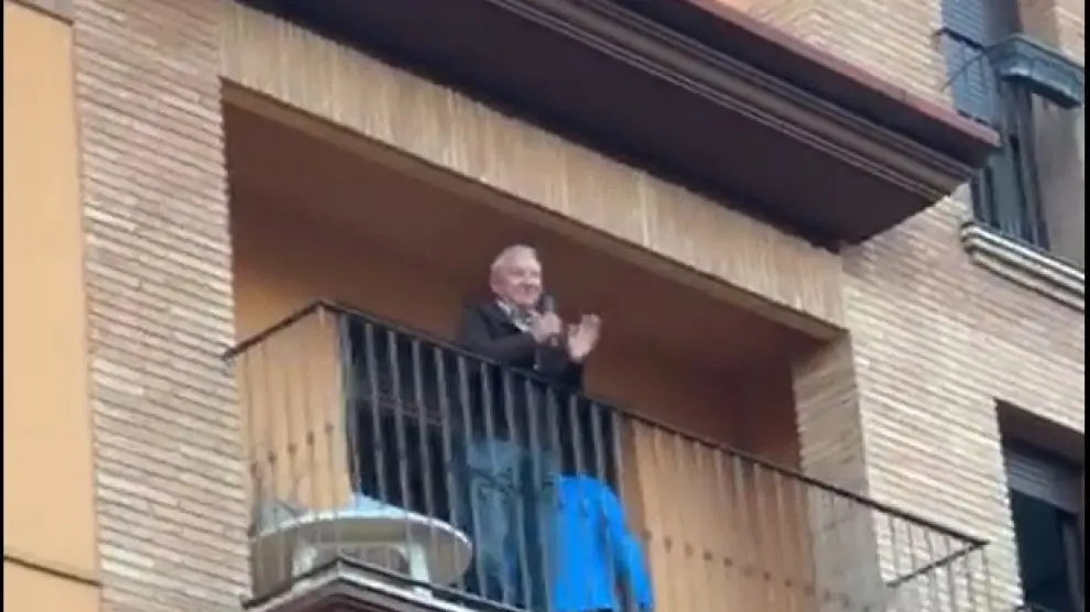 Vecinos de Barbastro salen a los balconces para felicitar a Ricardo Peirón por su 78 cumpleaños