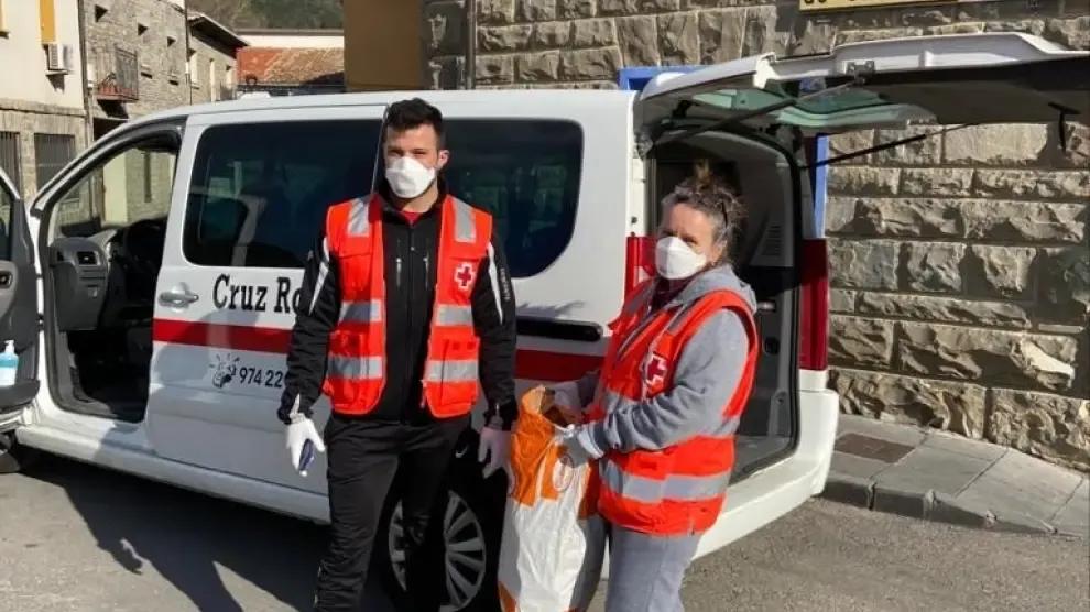 Cruz Roja asiste con la compra a vecinos del Alto Gállego con problemas para salir ante la situación de emergencia sanitaria por el coronavirus
