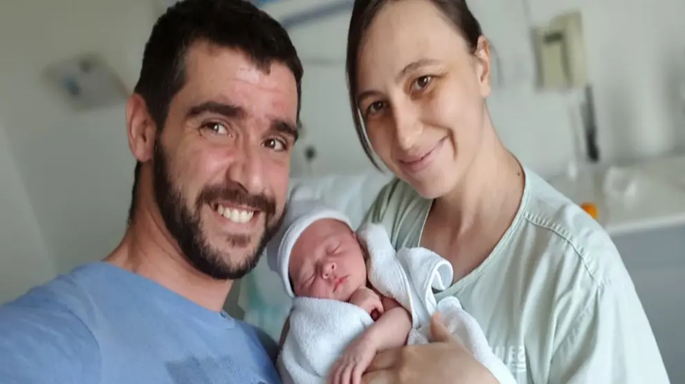 Lavinia Popescu da a luz a su hijo Saúl en casa de sus padres en Sariñena