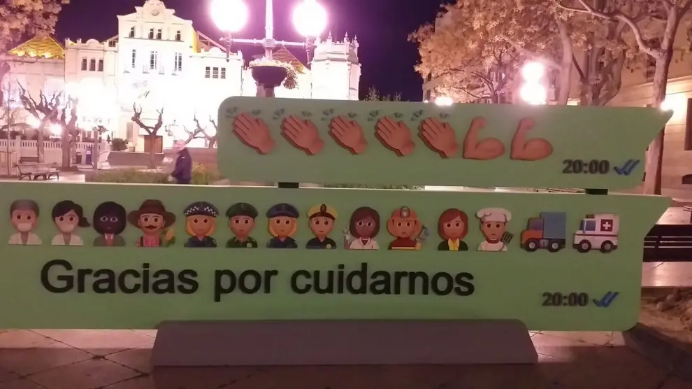Dos wasaps gigantes rinden en Huesca homenaje a los "héroes" de la pandemia de coronavirus: "Gracias por cuidarnos"