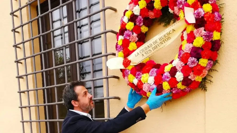 El Ayuntamiento de Huesca pone flores en el Cementerio por los fallecidos por coronavirus