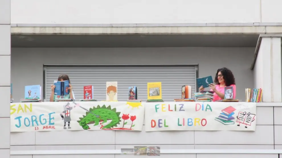 Marta Martínez Arnal y Laura Arna ganan el concurso de decoración de balcones de Huesca