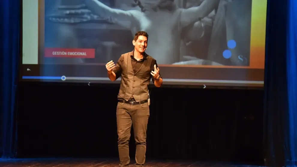 Sebastián Darpa enseña "online" técnicas para hablar en público