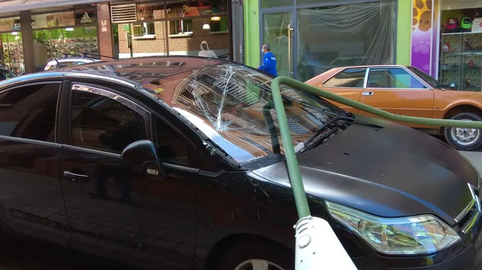 Una farola en mal estado cae sobre dos coches en la calle Ricardo del Arco de Huesca