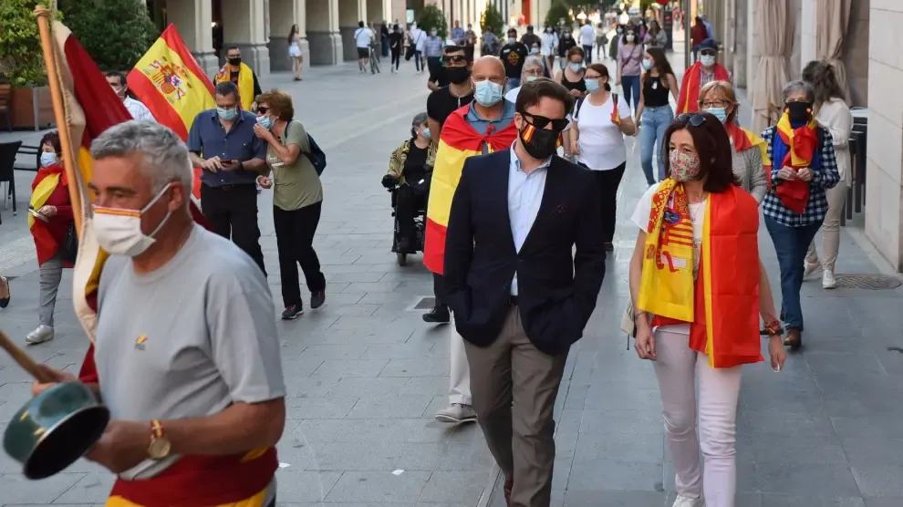 El "paseo" contra el Gobierno reúne a unas decenas de personas en Huesca