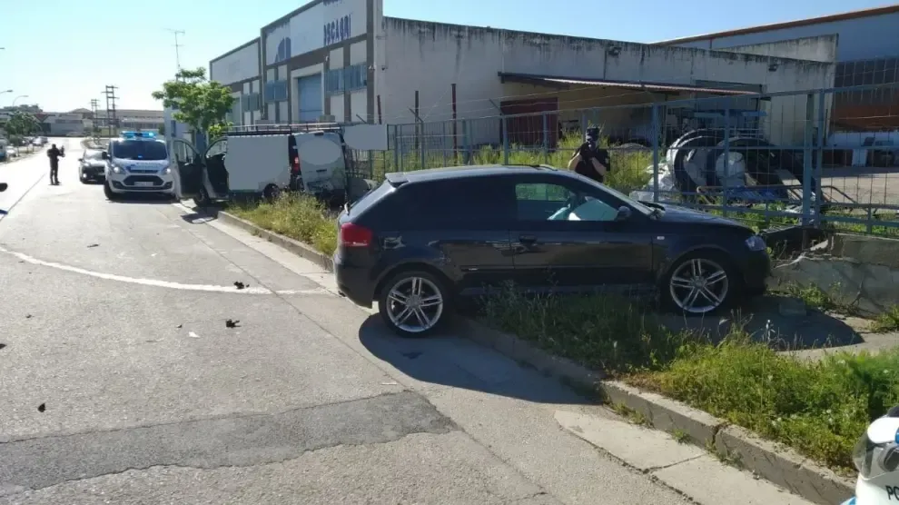 Un conductor sin carné colisiona con una furgoneta y un muro cuando era perseguido por la Policía Local de Huesca