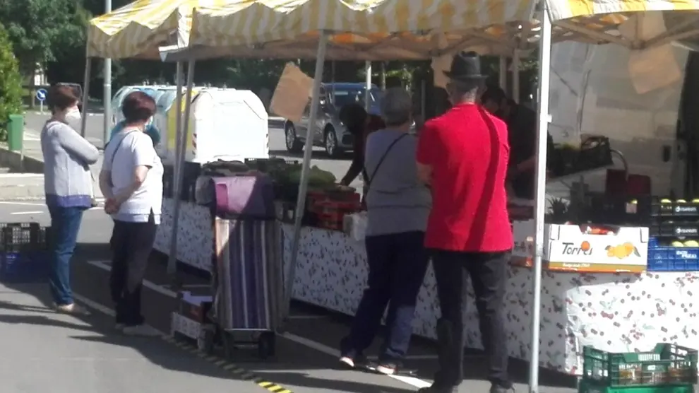 Reabre el mercadillo de los jueves en Sabiñanigo con puestos de alimentación