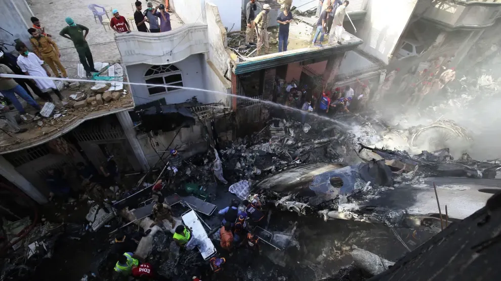 Un accidente de avión causa 73 muertos en Pakistán