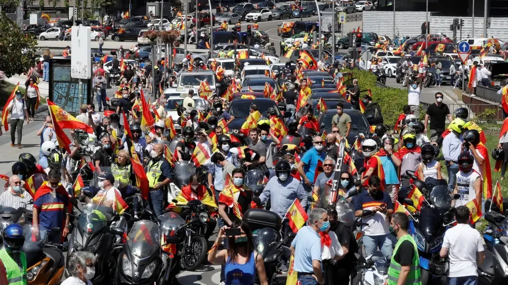 Vox paraliza el centro de Madrid con miles de personas en coche que piden la "dimisión" del Gobierno