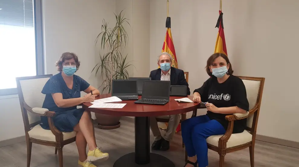 Unicef dona tablets y ordenadores portátiles, 217 en total, para los niños en centros de acogida de Aragón