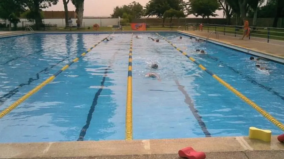 El Club Natación Sariñena, en desacuerdo con la no apertura de las piscinas