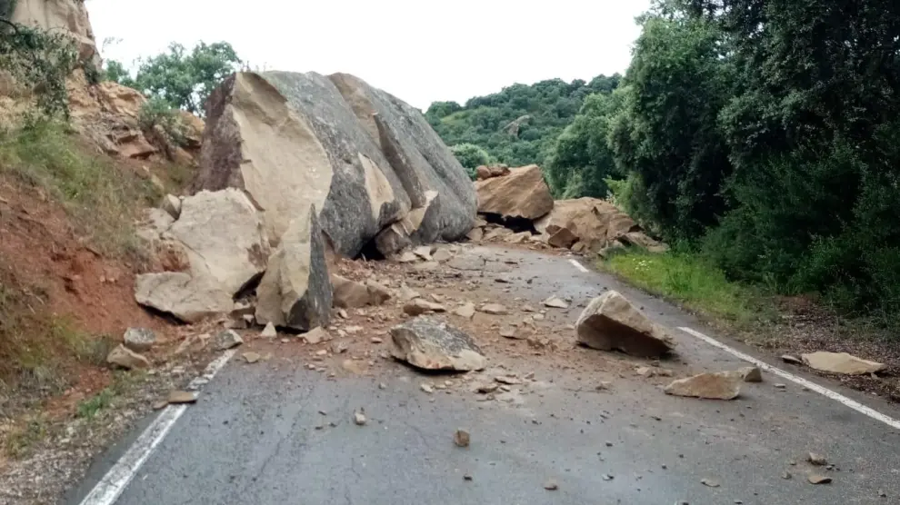 La caída de una roca de grandes dimensiones corta el tráfico entre Abiego y Azlor