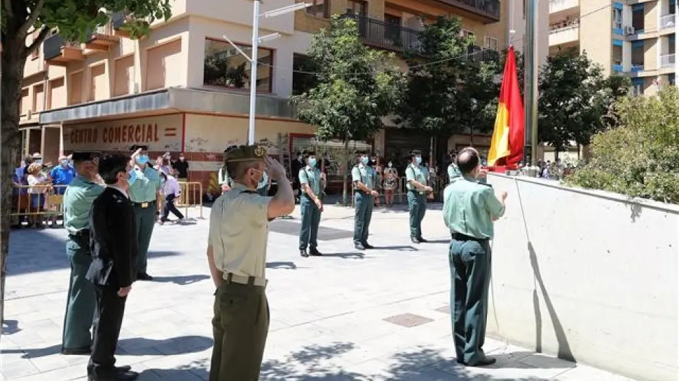 Homenaje a las víctimas del terrorismo e izada de la bandera donada por la Guardia Civil a la ciudad de Huesca