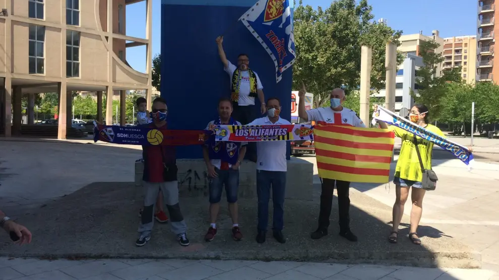 Aficionados del Huesca y Zaragoza viven un hermanamiento junto a La Romareda