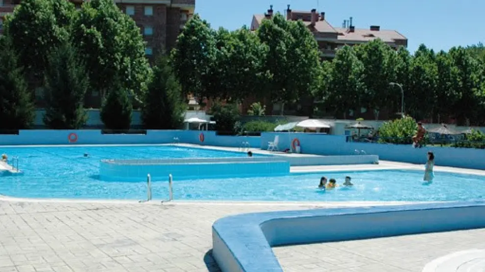 La piscina municipal de Jaca ha abierto sus puertas al público este miércoles con medidas de seguridad