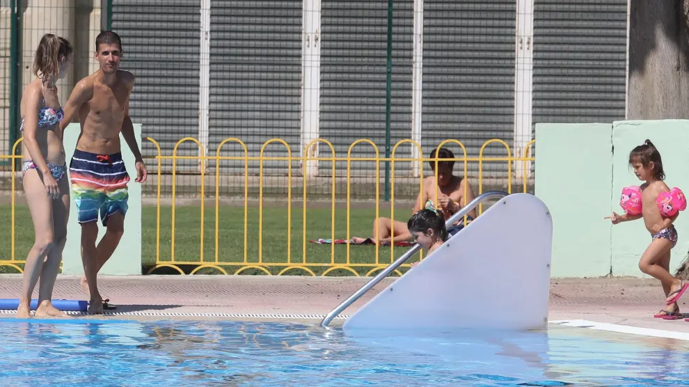 Primer chapuzón en las piscinas municipales de Huesca marcado por el coronavirus