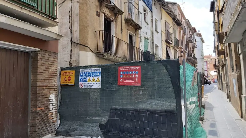 Comienza la demolición de tres edificaciones en las calles Pablo Sahún y Val de Barbastro