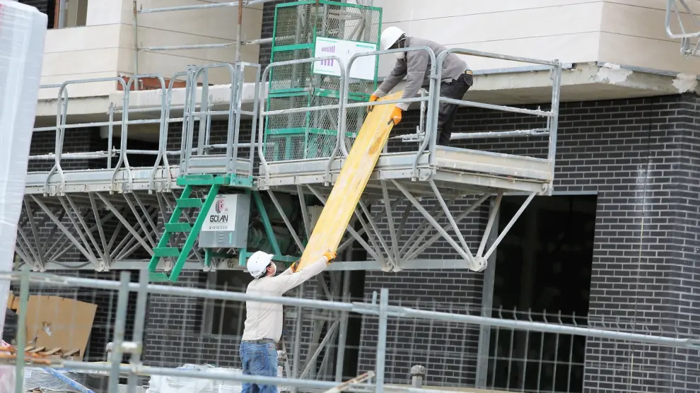 El paro da un respiro en junio al bajar en servicios y construcción en Huesca
