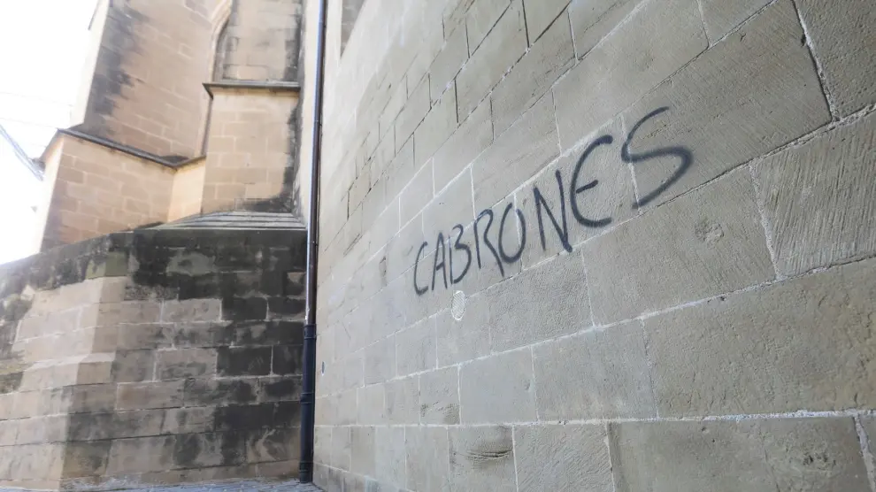 La catedral de Huesca baraja colocar una verja para protegerse de los grafiteros
