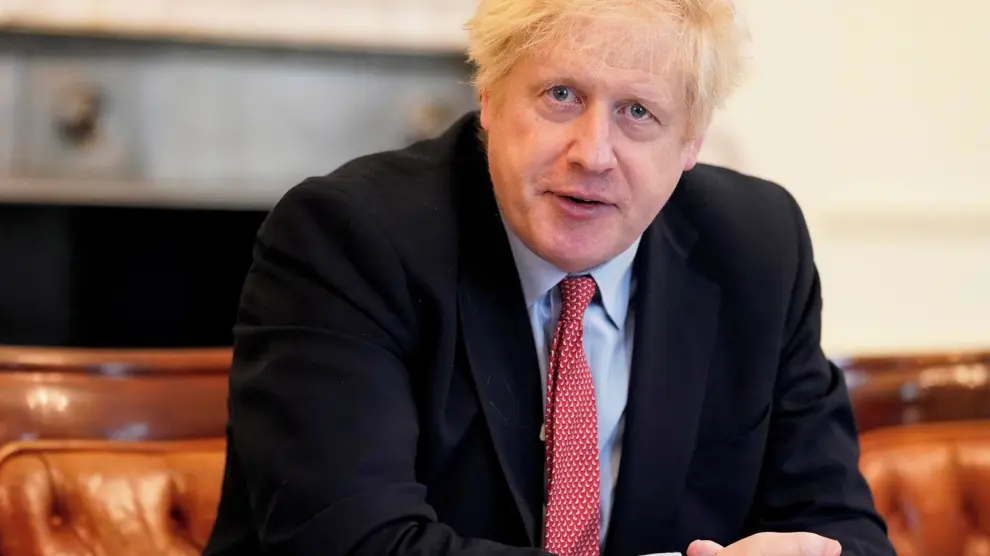 Boris Johnson dice que los "antivacunas están chalados"