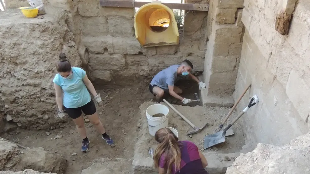 Una excavación arqueológica bucea en la historia oscense