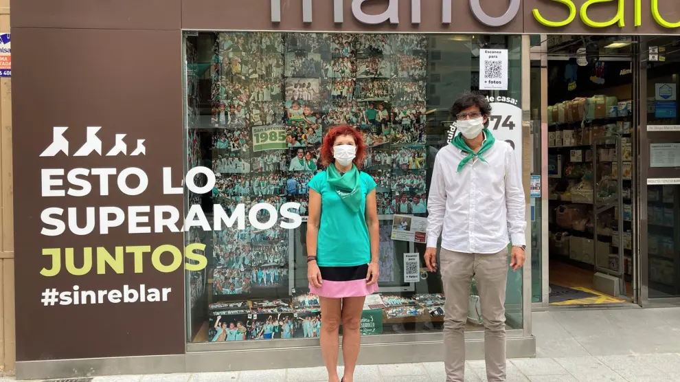 Imágenes laurentinas solidarias en el escaparate de La Farmacia Marro de Huesca