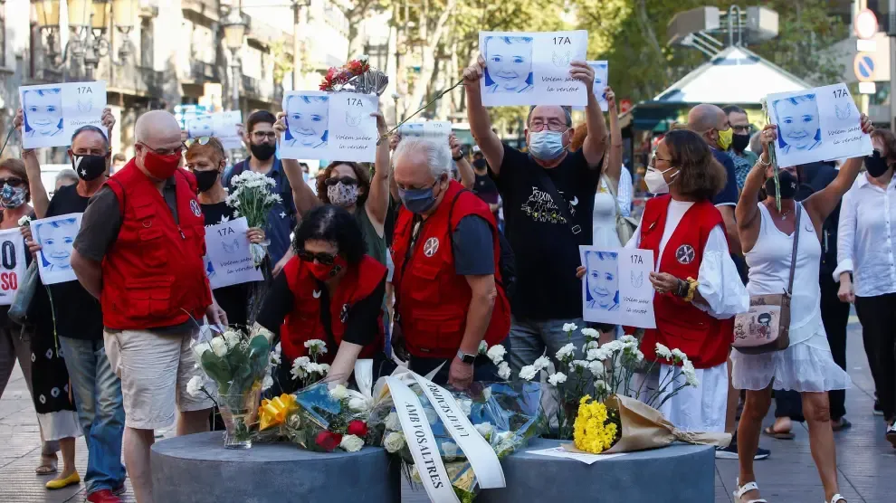 Barcelona homenajea con silencio y claveles blancos a las víctimas del 17A