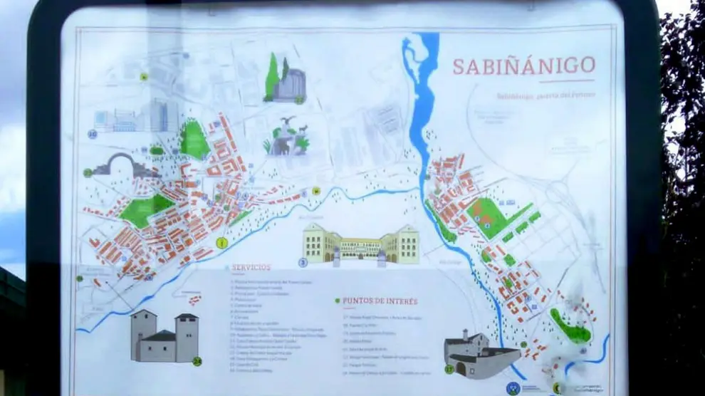 Información de interés turístico en los mupis de Sabiñánigo
