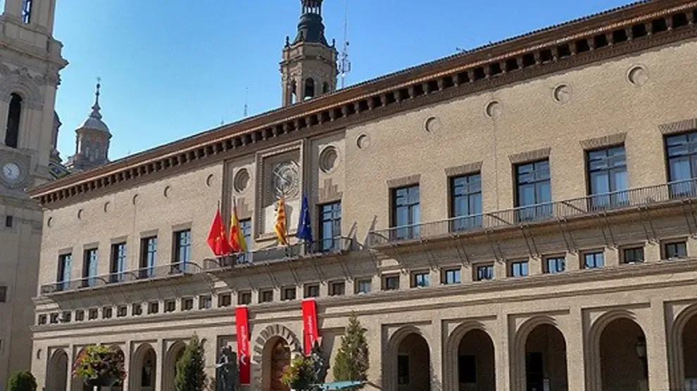 Los bomberos de Zaragoza desinfectan la tercera planta de la Casa Consistorial por un brote del coronavirus
