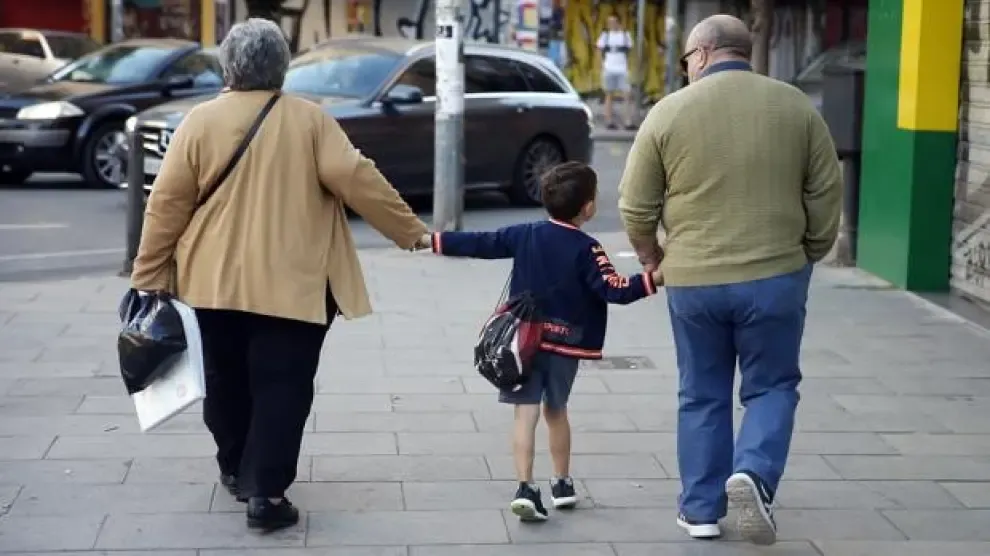 Aragón Despierta pide no olvidar a los mayores que recogen a sus nietos en el colegio
