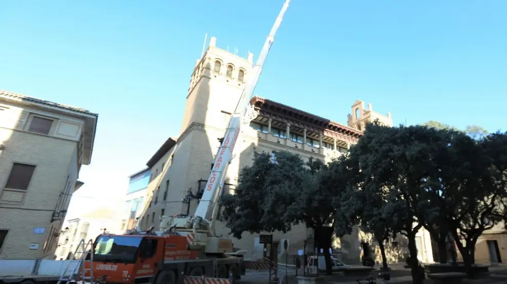 Montan una gran grúa para tareas en el Palacio Consistorial de Huesca