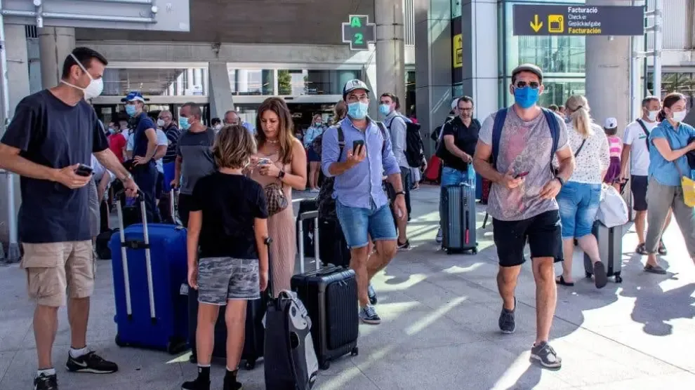 Reino Unido desaconseja viajar a España y mantiene la cuarentena a los viajeros procedentes de nuestro país