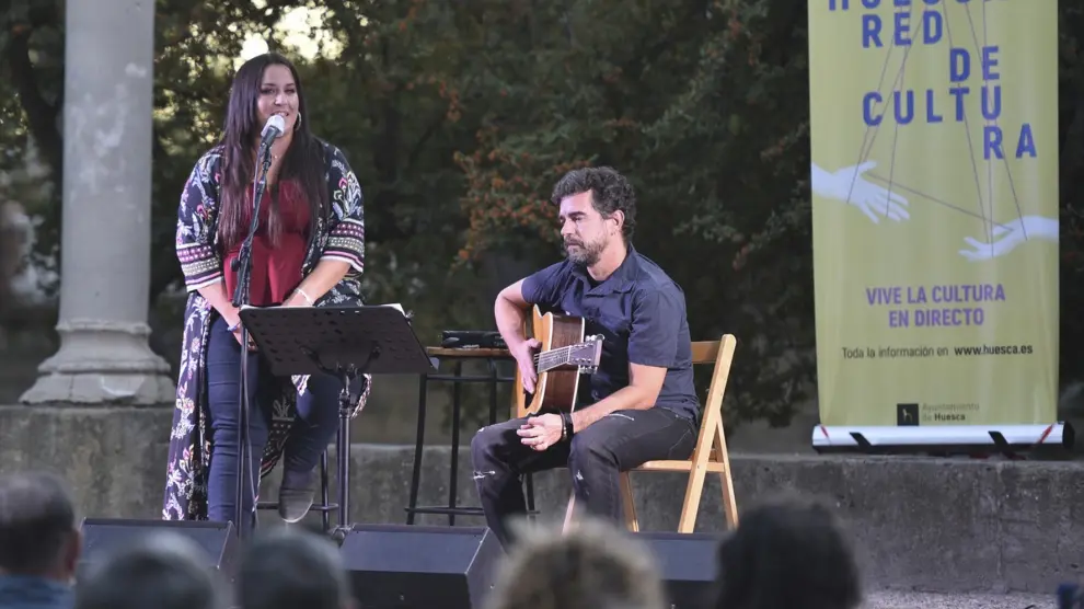 Noelia Rodríguez y Daniel Escartín interpretaron sus temas favoritos en el Parque Miguel Servet de Huesca