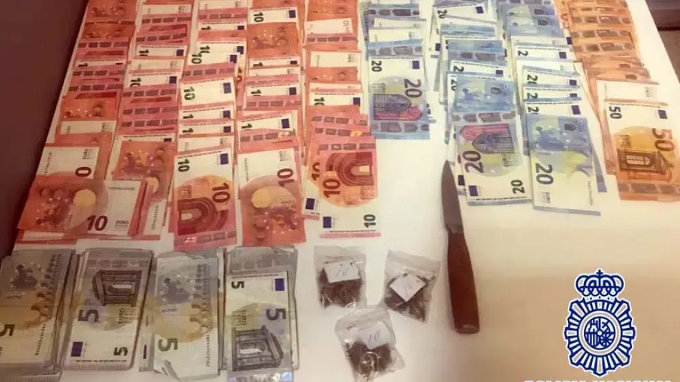 La Policía Nacional interviene 2.555 euros al sorprender a un joven durante un pase de droga en Huesca