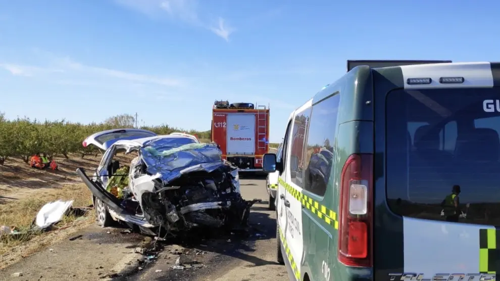 Un matrimonio y su hija, vecinos de Huesca, fallecen en una colisión entre un camión y un turismo a un kilómetro de Chalamera