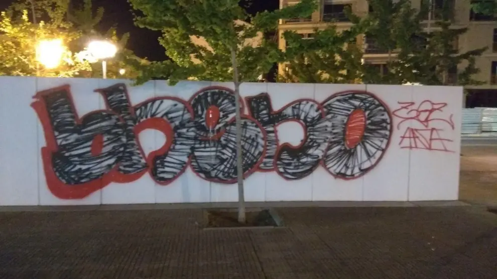 La Policía Local de Huesca intercepta a dos jóvenes que estaban realizando grafitis